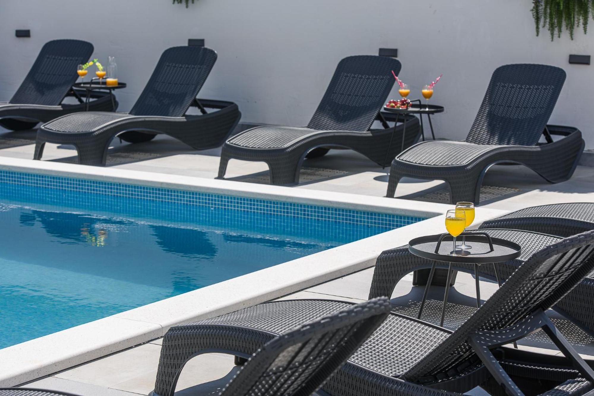 Villa Barbara & Zoran With Free Parking And Heated Swimming Pool Сегет-Враница Экстерьер фото