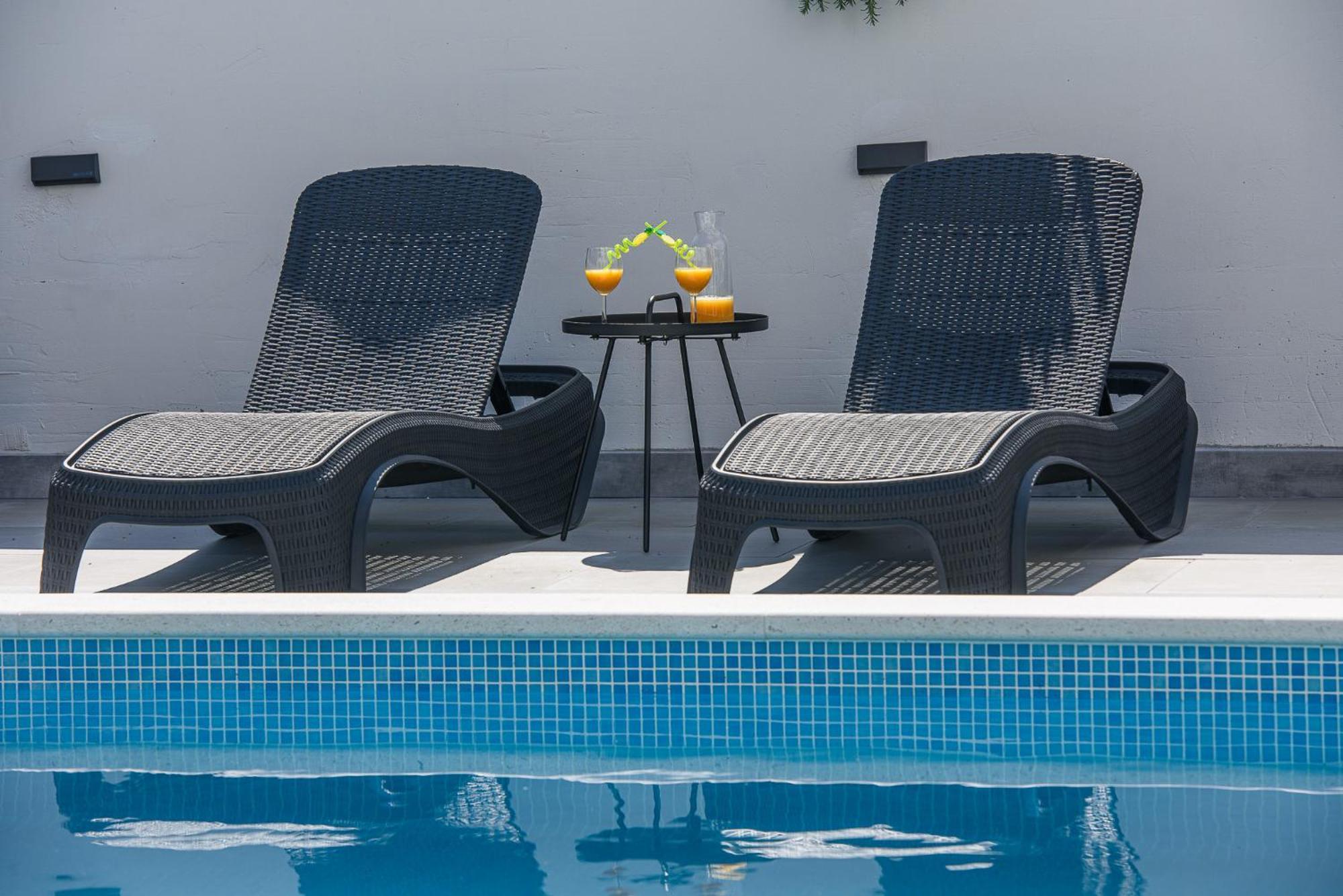 Villa Barbara & Zoran With Free Parking And Heated Swimming Pool Сегет-Враница Экстерьер фото