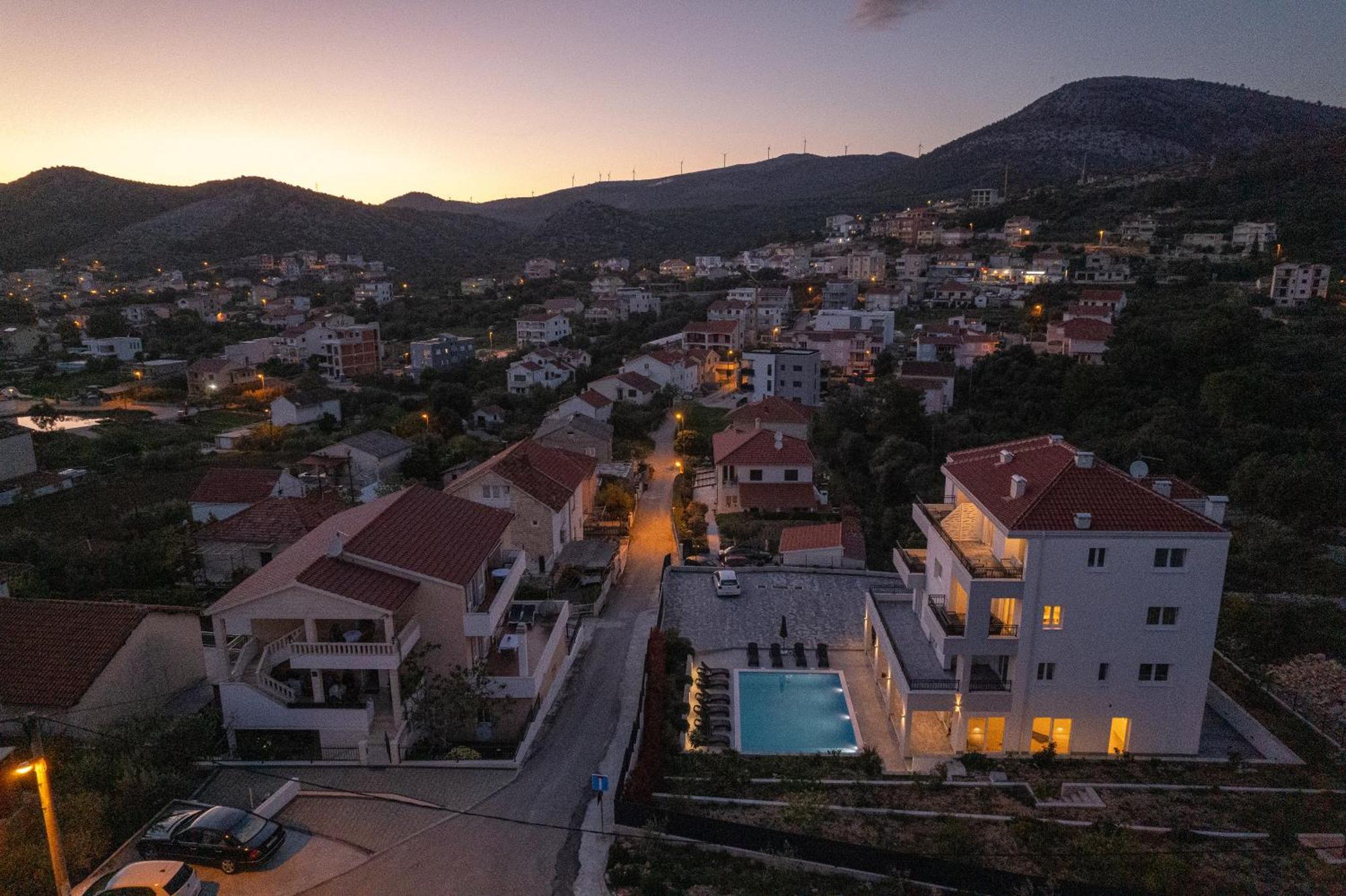 Villa Barbara & Zoran With Free Parking And Heated Swimming Pool Сегет-Враница Экстерьер фото