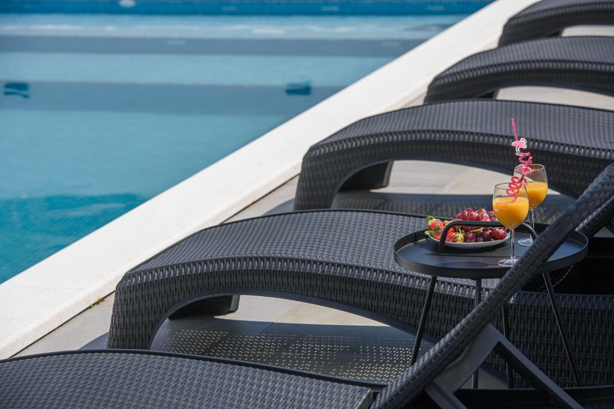 Villa Barbara & Zoran With Free Parking And Heated Swimming Pool Сегет-Враница Экстерьер фото