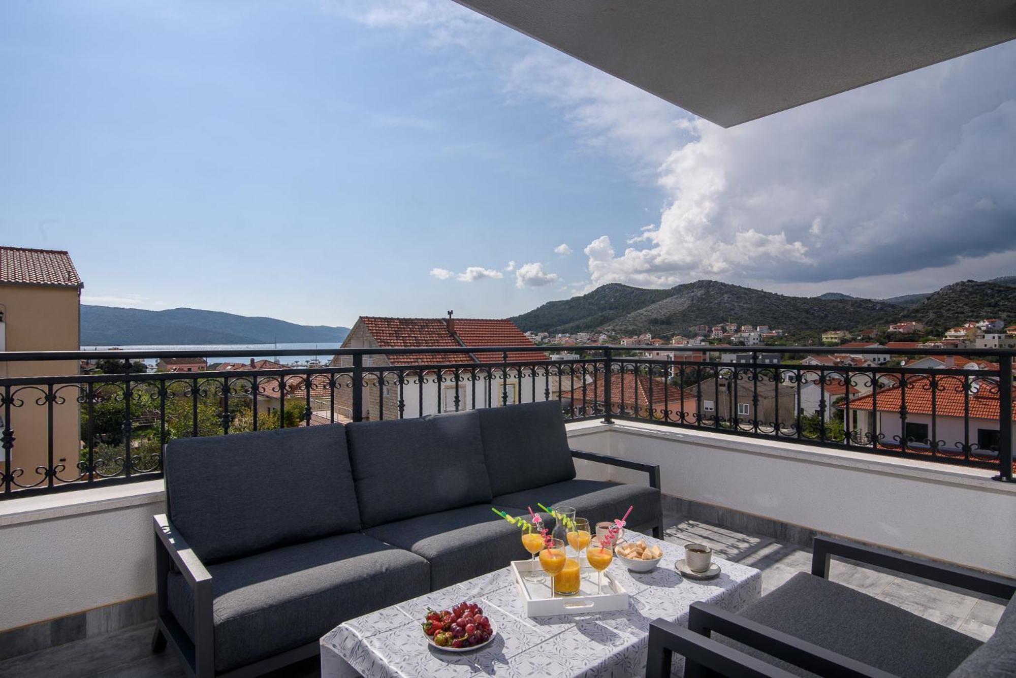 Villa Barbara & Zoran With Free Parking And Heated Swimming Pool Сегет-Враница Экстерьер фото