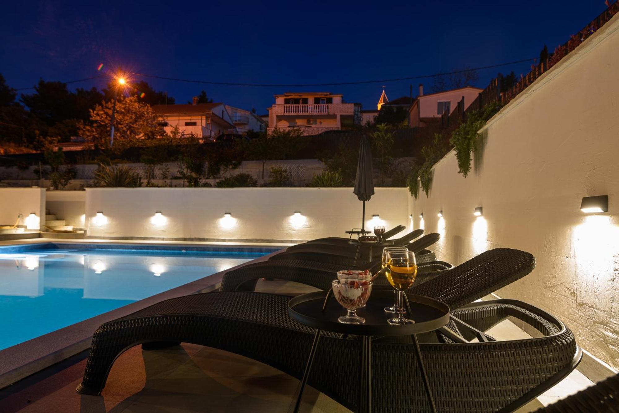 Villa Barbara & Zoran With Free Parking And Heated Swimming Pool Сегет-Враница Экстерьер фото